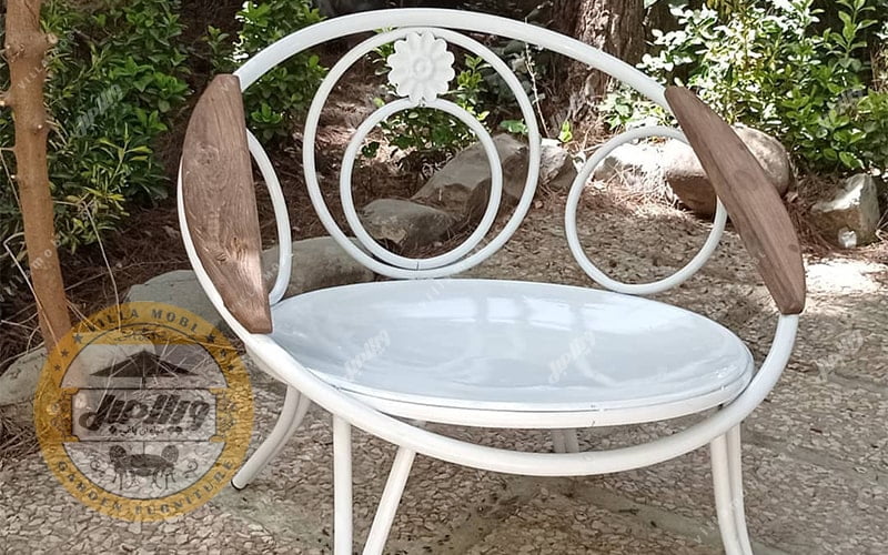 صندلی باغی فلزی دسته چوبی ارغوان
